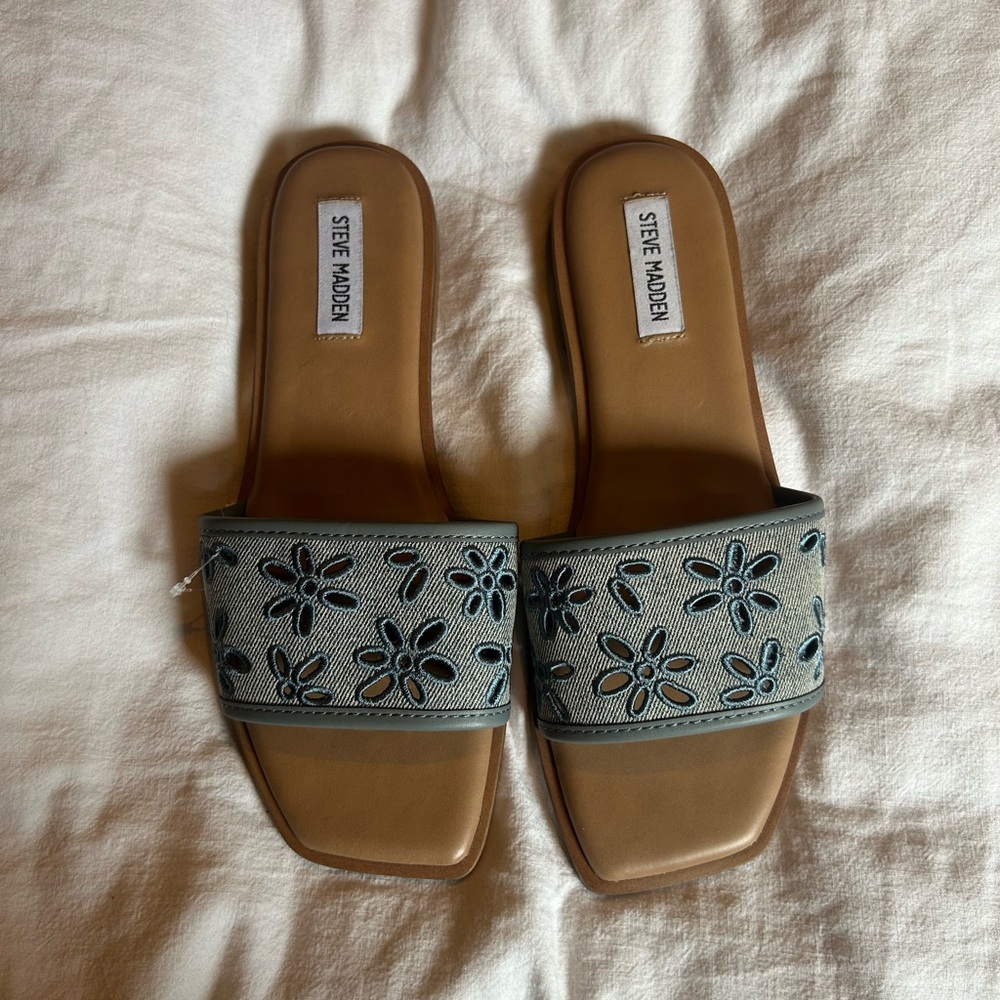 NWOT STEVE MADDEN NOLITTA EMBROIDERED EYELET SLIDE SANDAL IN DENIM SIZE 9 - Picture 1 of 4